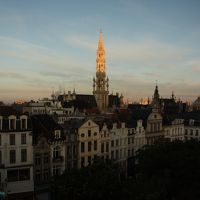 窓からな眺め（朝日に輝く塔）