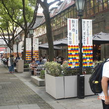 車は入れず、石で敷き詰められた歩道はオシャレでした