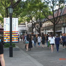 歩道の脇はオシャレなレストランや洋服屋さんなどです