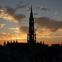 窓からの眺望（夕日に浮かぶシルエット）