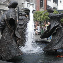 新天地のシンボル。中央広場みたいな所に銅像が踊ってました