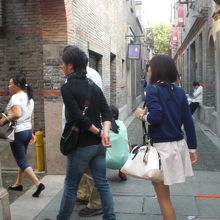 新天地を囲ってる塀。内外で全く雰囲気が違う