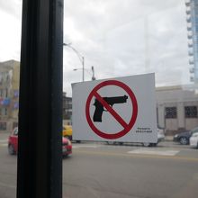 駅入口に貼られた銃持ち込み禁止のステッカー