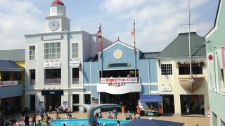 ヨットハーバーに面したショッピングモール