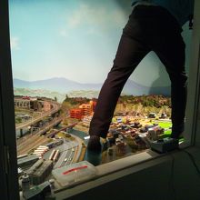 川の中に足を突っ込んで照明の調節をしております〜。