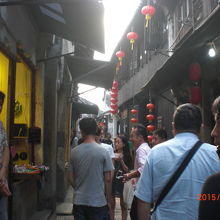 この先水路が有りますが、そこまではとても狭い路地が続きます