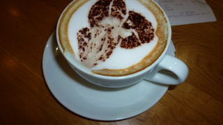 プノンペンの中心部では多数見かけるコスタカフェ。