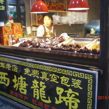 路地の両側はお店がびっしり