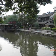 路地を抜けると目の前に水路。1.5ｍ位の水深とのこと