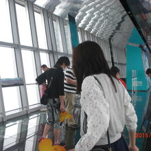 恐る恐る端に近付きます