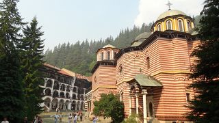 僧院の中庭を東にいったところです