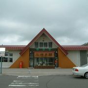 三角屋根の釧網本線の駅です