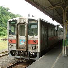 釧路行きの快速しれとこが発車します