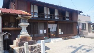 歓楽街の置屋の栄華を偲ばせる建物