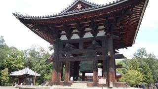 歴史を感じさせる鐘楼です