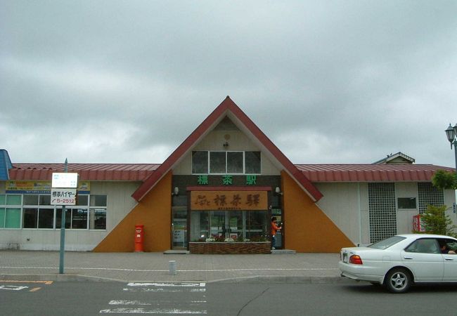 三角屋根の釧網本線の駅です