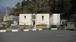 立体的に漆喰を盛った作品が特徴的