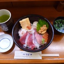 １０種類のお刺身がのった海戦丼、お吸い物が付いています