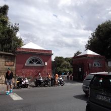 公園入口（バス停はすぐ近く、付近には軽食取れる場所もあり）