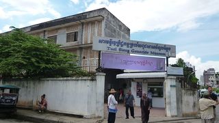 ポルポト政権下の狂気を伝える。