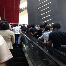 みなとみらい駅からはエスカレーターで一気に地上に上がれます