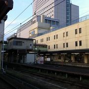 近鉄とJRがドッキングしてる駅　県庁所在地っぽくなく　駅周辺もびっくりするほど質素