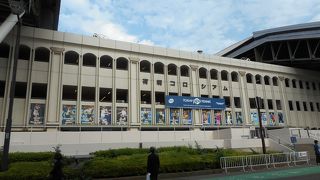 テニスの聖地のセンターコートのある会場