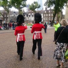 人ごみを分けて帰っていきます