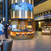 客席からの風景…ディナーに短パンかよぉ