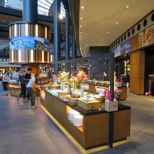 さてビュッフェ台周りには、大変広い空間がもうけられていました
