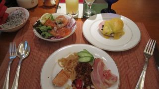 エッグベネディクトと朝シャンがあります。