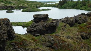 ミーヴァトン湖南東岸を飾る溶岩の柱