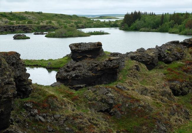 ミーヴァトン湖南東岸を飾る溶岩の柱