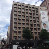 外観（道路の反対側より）