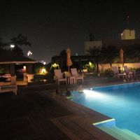 夜のプールもいいムードです