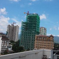 アヤラと反対側にも、大きなビルの建設が進んでました