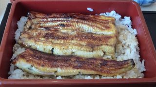 ふっくらと柔らかく香ばしい鰻が美味しい