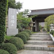 満願寺は徳川家の菩提寺である芝・増上寺の裏鬼門（南西方面）にあたり、守護・守衛の役割を担っていました。