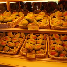 キャラクターの形をしたパンも