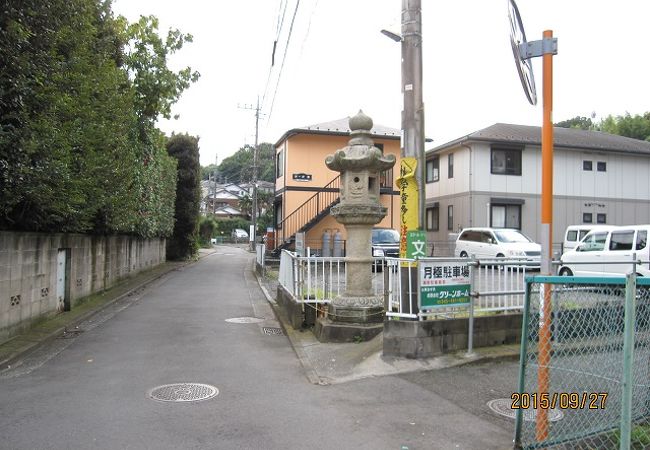 県道13号（日吉元石川線）の覚永寺下交差点近くの早渕川沿いの駐車場の一画に建っています。