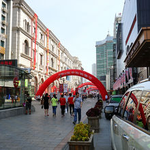 地下鉄中街駅前にあります