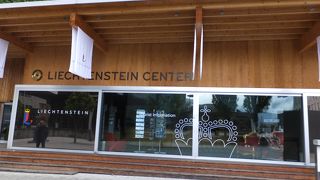 ここに来たらパスポートに入国スタンプを押してもらいましょう