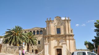 サッシ地区の外れに建つ教会