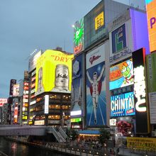 道頓堀川そいにあります