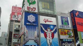 ここでグリコのポーズで写真を撮るのが大阪旅行の定番？