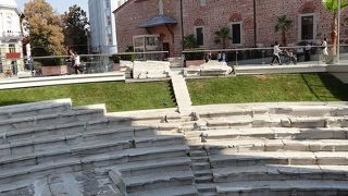 地下にローマの競技場がみえます