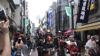 旧東海道沿いに歴史のある店舗が揃い、年一度の宿場祭りは盛大なイベントです