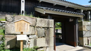 厳重に管理された秘密の門！