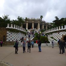 門からみたグエル公園