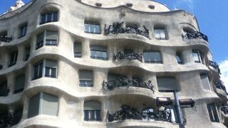 素敵なデザインの建築物。予約した方がスムーズ